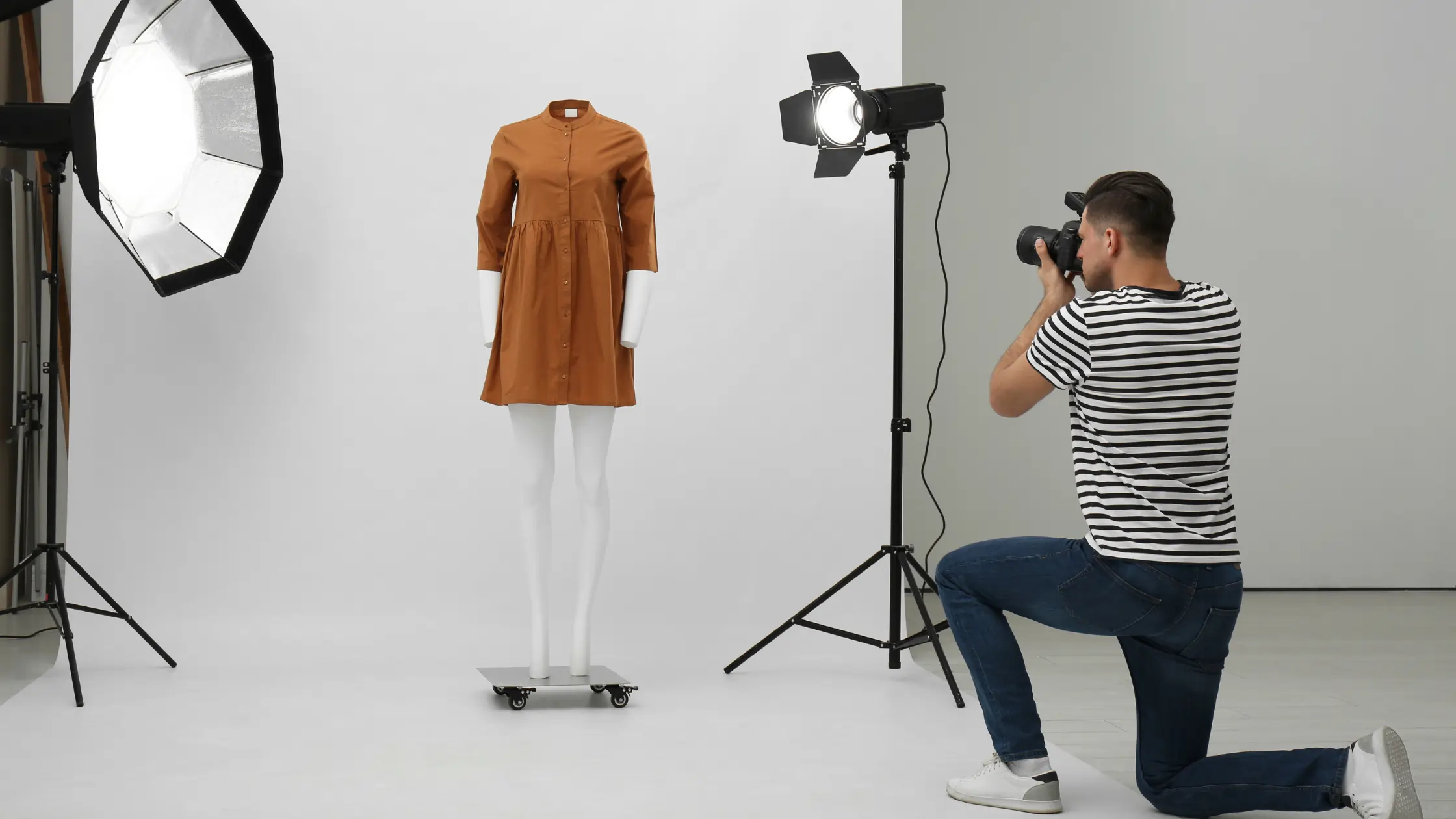 How to Ghost Mannequin Photography A Photographer take a photo from ghost mannequin